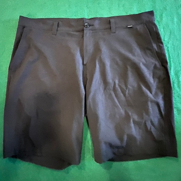 Men's Travis Mathew Golf Shorts Black Flat Front Performance Size 40 - Picture 2 of 8